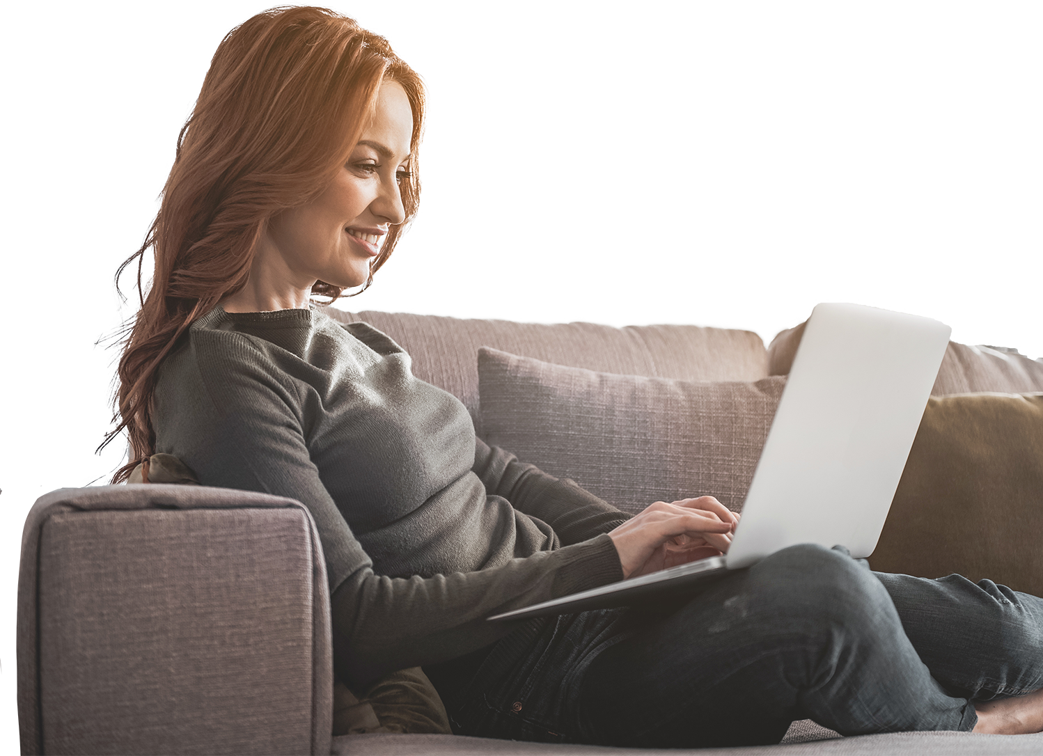 Mujer en Sofá con una laptop